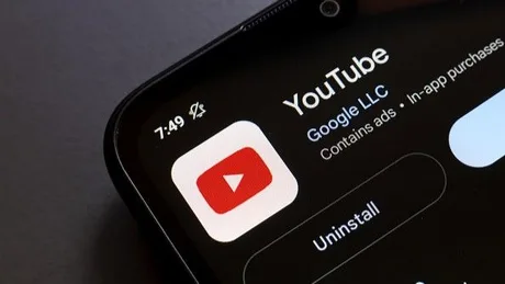 Logo-ul YouTube pe un telefon mobil, simbolizând platforma de video sharing.