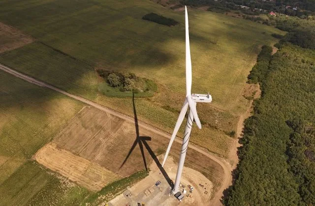 Turbine eoliene instalate la parcul Deleni, pregătite pentru conectare la rețea.
