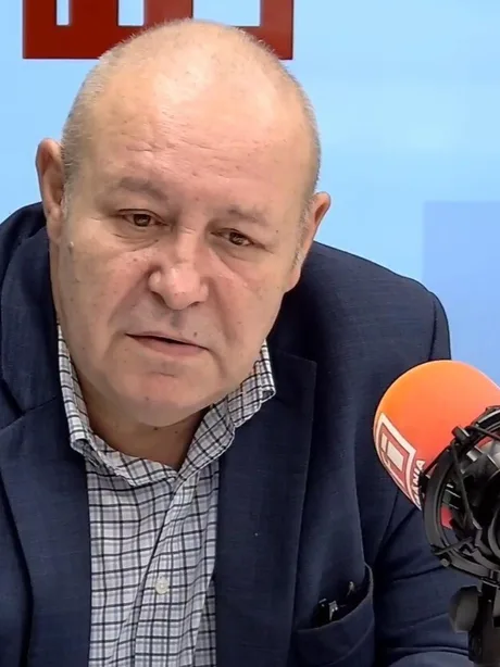 Daniel Fenechiu discutând despre colaborarea parlamentară în criza guvernamentală.