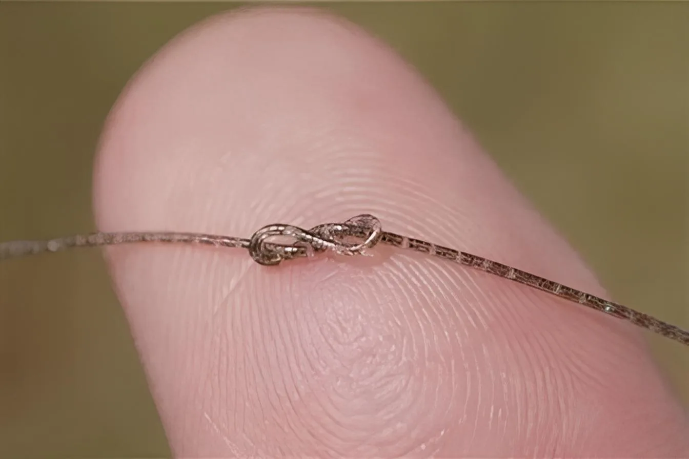 Cip pe fibră subțire, integrat pe un deget, demonstrând tehnologia avansată.