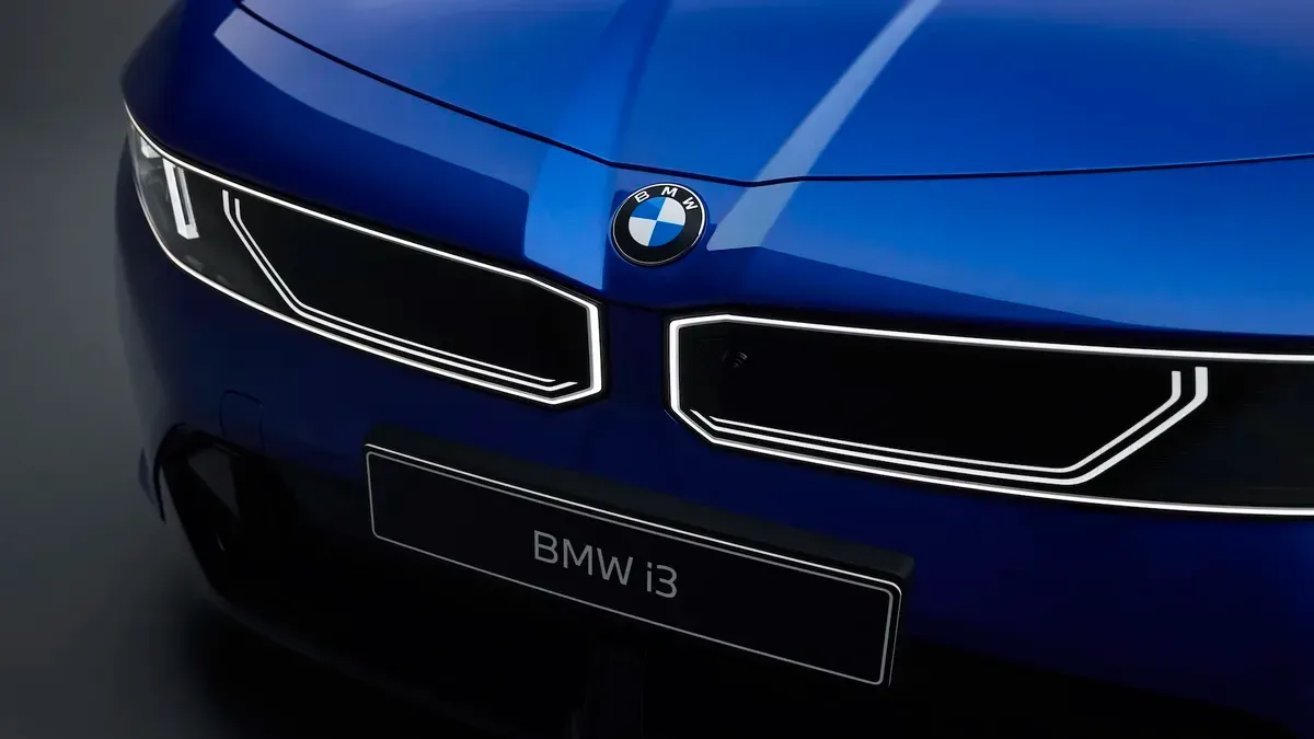 Detaliu al grilei frontale a unui BMW i3 de culoare albastră.