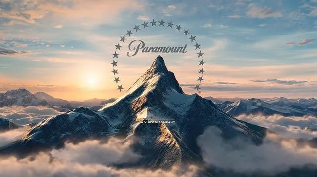 Logo-ul Paramount pe fundal montan la apus.