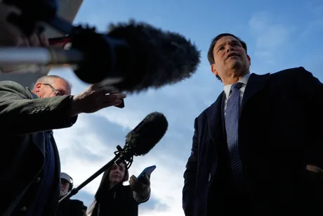 Marco Rubio discutând cu oficiali danezi și groenlandezi la Conferința de Securitate de la Munchen.