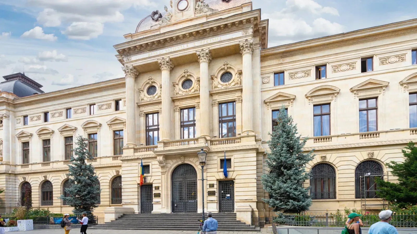 Clădirea BNR cu detalii arhitecturale și arbori în față.