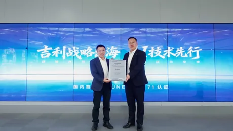Reprezentanți Geely prezentând certificarea UN R171 pentru sistemul G-ASD.