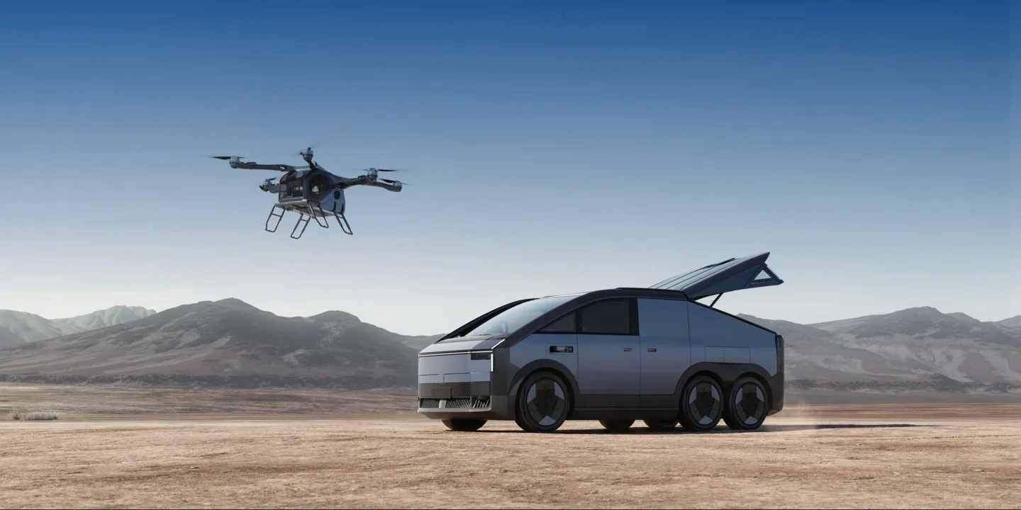 Mașina zburătoare modulară și drona în peisaj montan, simbolizând inovația în mobilitate.