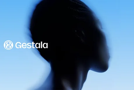 Siluetă umană pe fundal albastru, simbolizând tehnologia BCI neinvazivă.