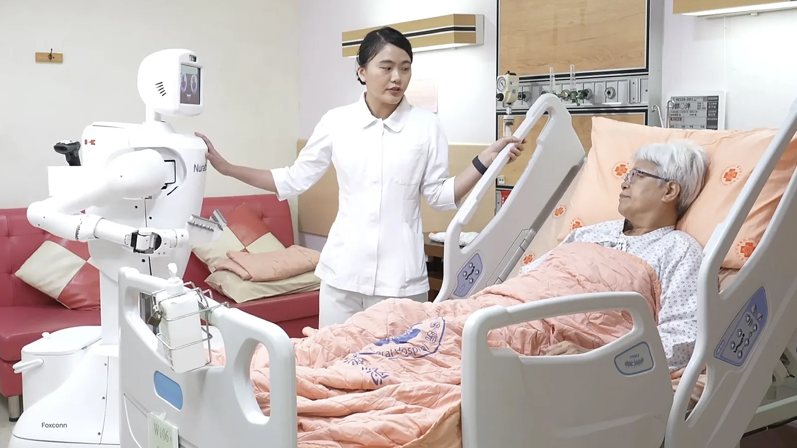 Asistent robotic interacționând cu un pacient într-un spital modern.