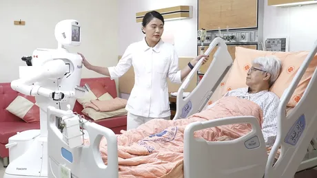 Asistent robotic interacționând cu un pacient într-un spital modern.
