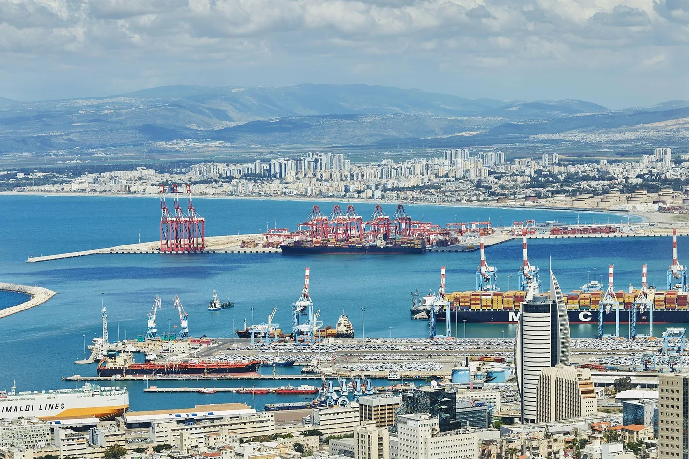 Portul Haifa, unde ajung transporturi suspecte de grâu furat.