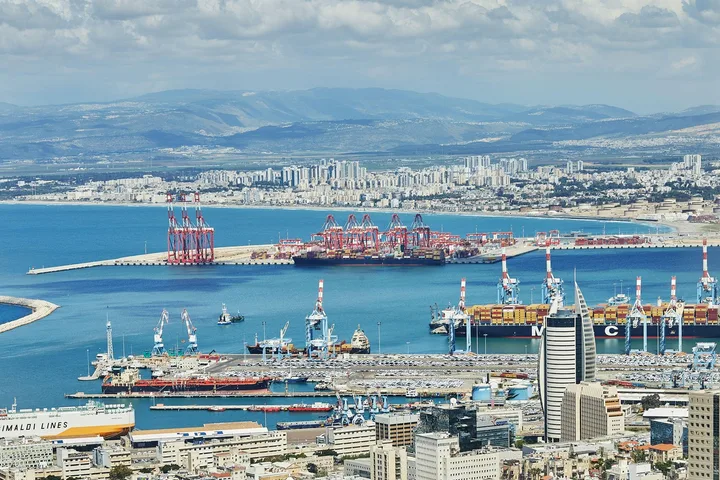 Portul Haifa, unde ajung transporturi suspecte de grâu furat.