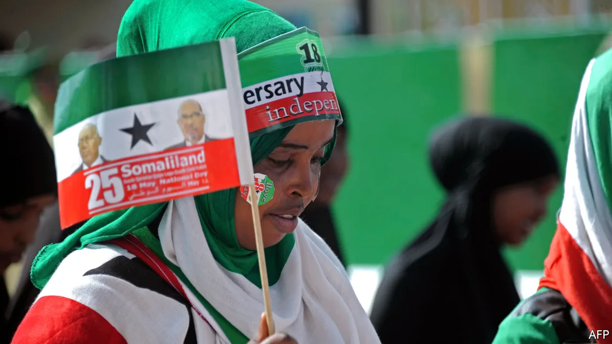 Femeie din Somaliland sărbătorind independența cu steagul național.