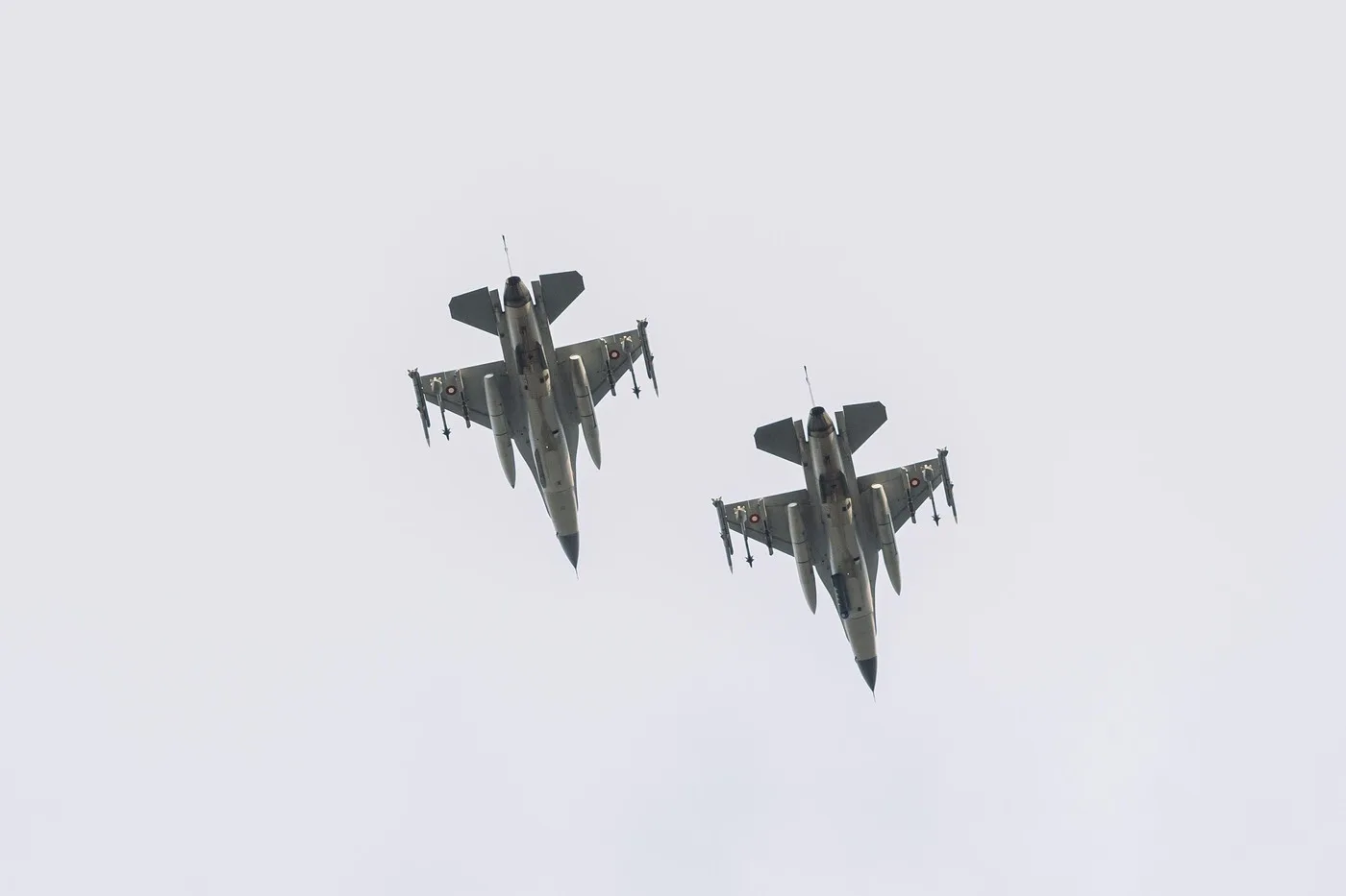 Avioane F-16 în zbor, pregătite pentru interceptare aeriană.