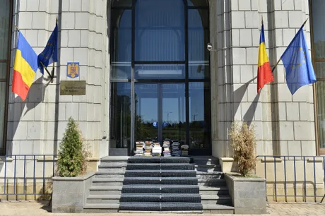 Intrarea Ministerului Finanțelor, cu steaguri românești și europene.