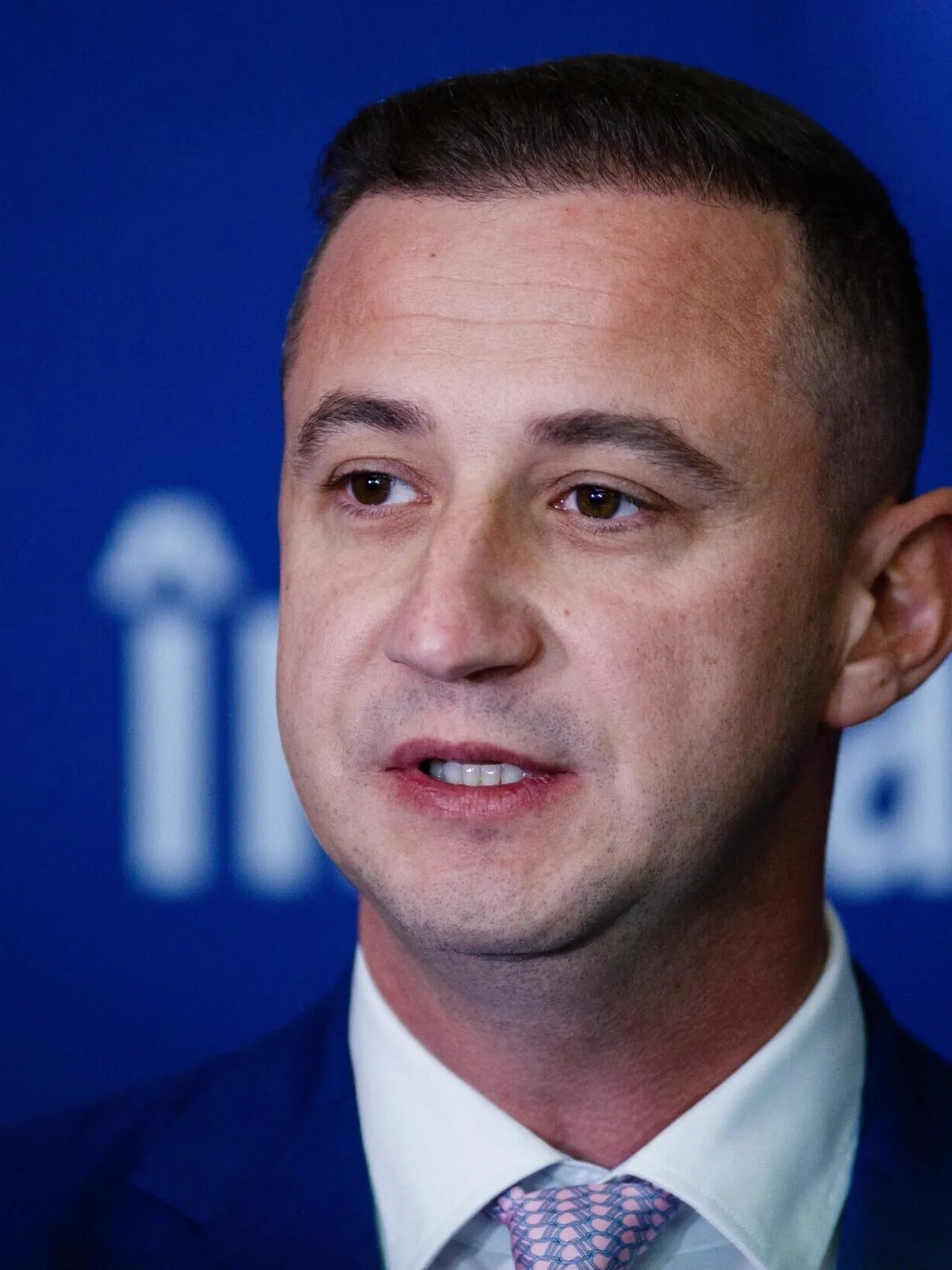 Alfred Simonis discută despre sprijinul financiar pentru primării.