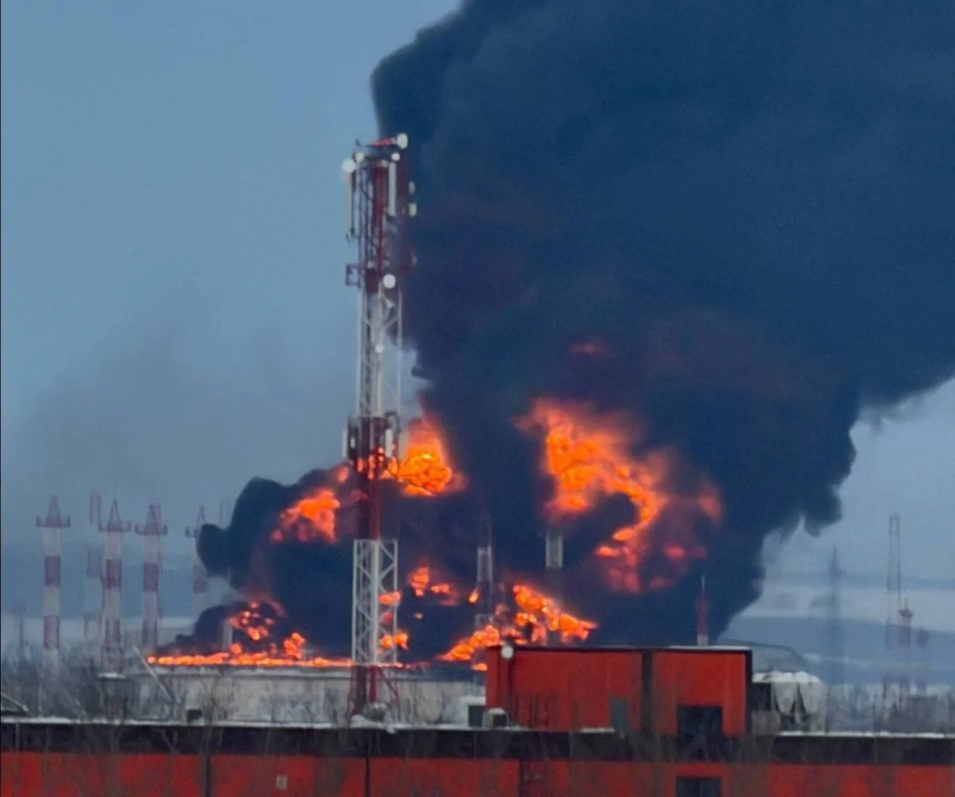 Incendiu la o instalație petrolieră din Tatarstan, în urma atacului cu drone.