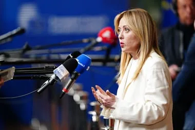 Giorgia Meloni discută despre restructurarea guvernului după referendum.