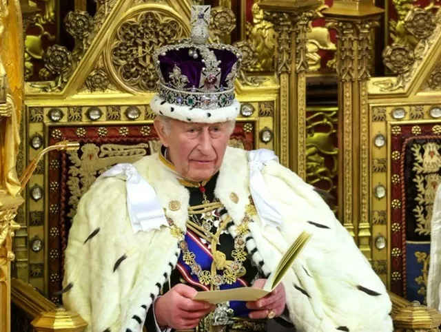 Regele Charles al III-lea citind un document în timpul ceremoniei de încoronare.
