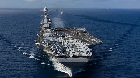Portavionul USS Gerald Ford navighează pe mare, pregătit pentru misiuni viitoare.