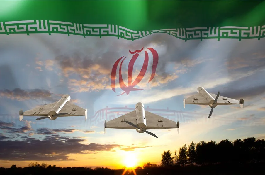 Drone iraniene zburând pe fundalul unui peisaj la apus.