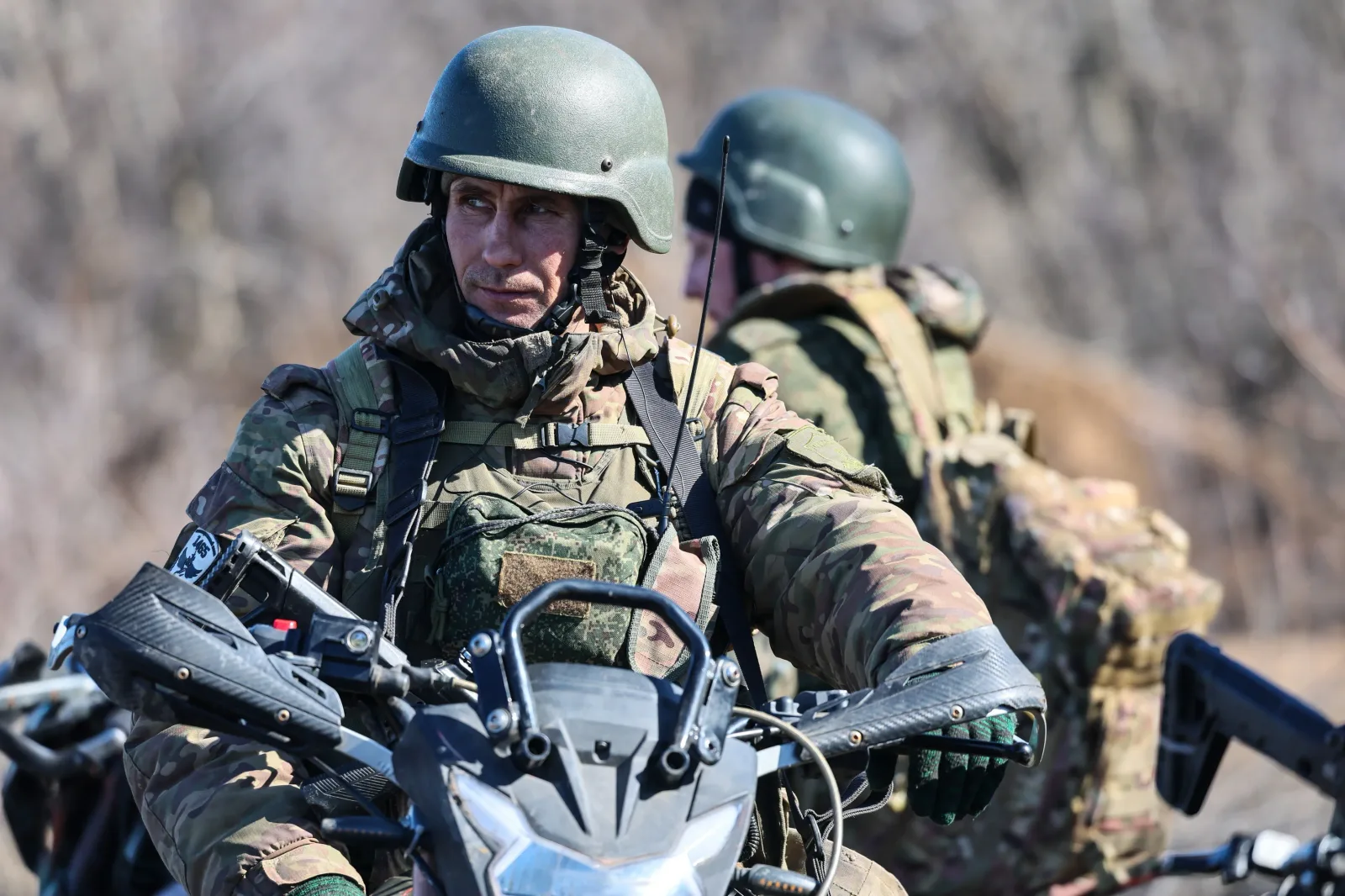 Soldați pregătiți pentru intervenție în contextul unui conflict hibrid.
