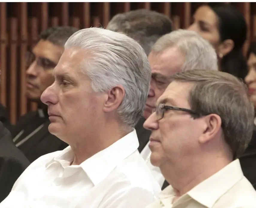 Miguel Díaz-Canel și oficiali cubanezi la o întâlnire importantă.