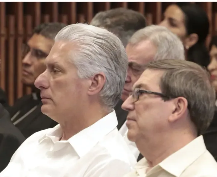 Miguel Díaz-Canel și oficiali cubanezi la o întâlnire importantă.