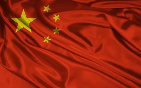 Steagul Chinei fluturând, simbol al suveranității naționale.