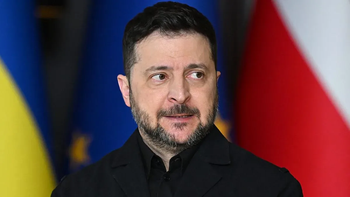 Zelenski discutând despre relațiile cu Ungaria, în fața drapelului.