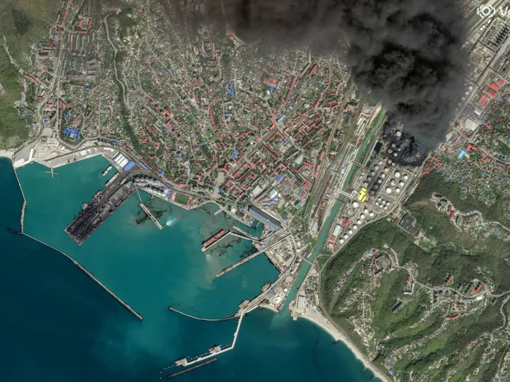 Portul Tuapse din Rusia, afectat de atacuri, cu fum și infrastructură deteriorată.