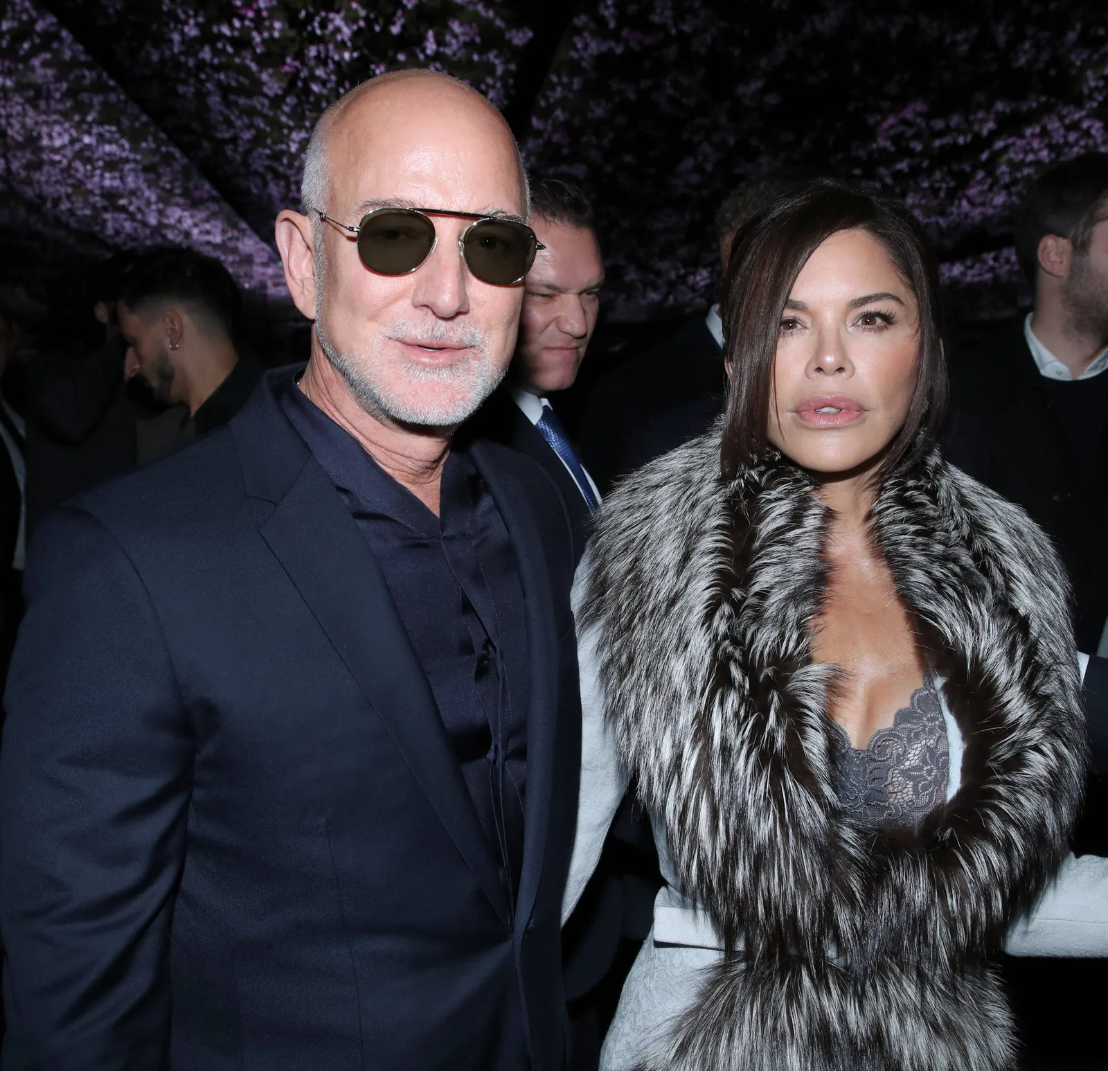 Jeff Bezos și o persoană la un eveniment, discutând despre schimbări în media.