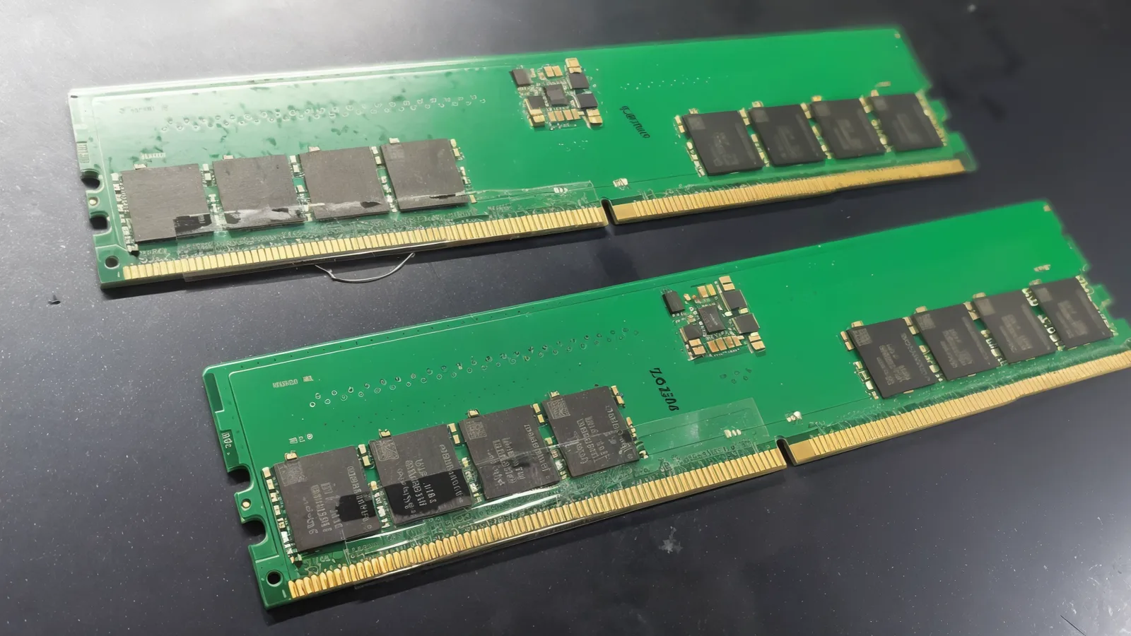 Module de memorie DDR5 HUDIMM, cu design simplificat pentru costuri reduse.
