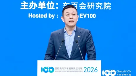 William Li discută despre standardizarea bateriilor în industria auto la un forum din Beijing.