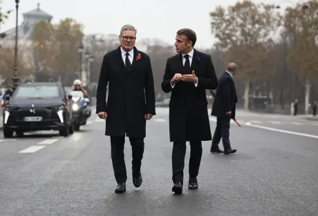 Doi lideri politici discută pe o stradă dintr-un oraș european.