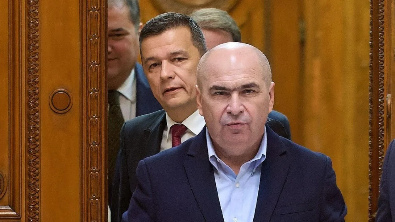 Oameni în fața unei uși, discutând despre situația politică din România.