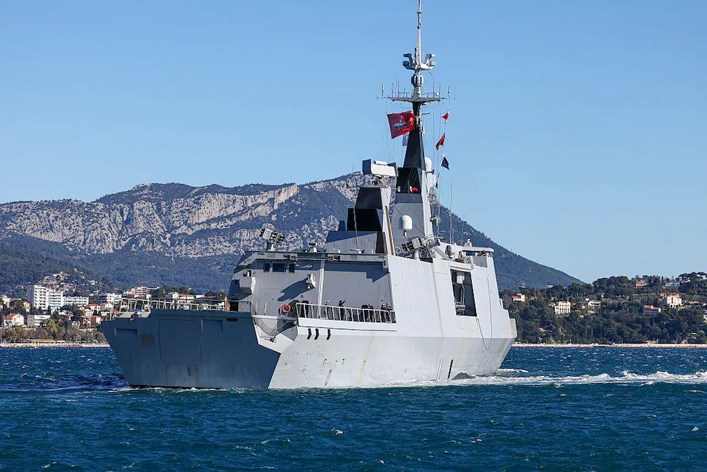 Nava militară franceză în apă, navigând spre Atlantic.