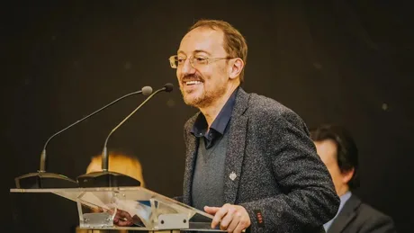 Senatorul Clement Sava susține o discuție despre privatizarea companiilor de stat.
