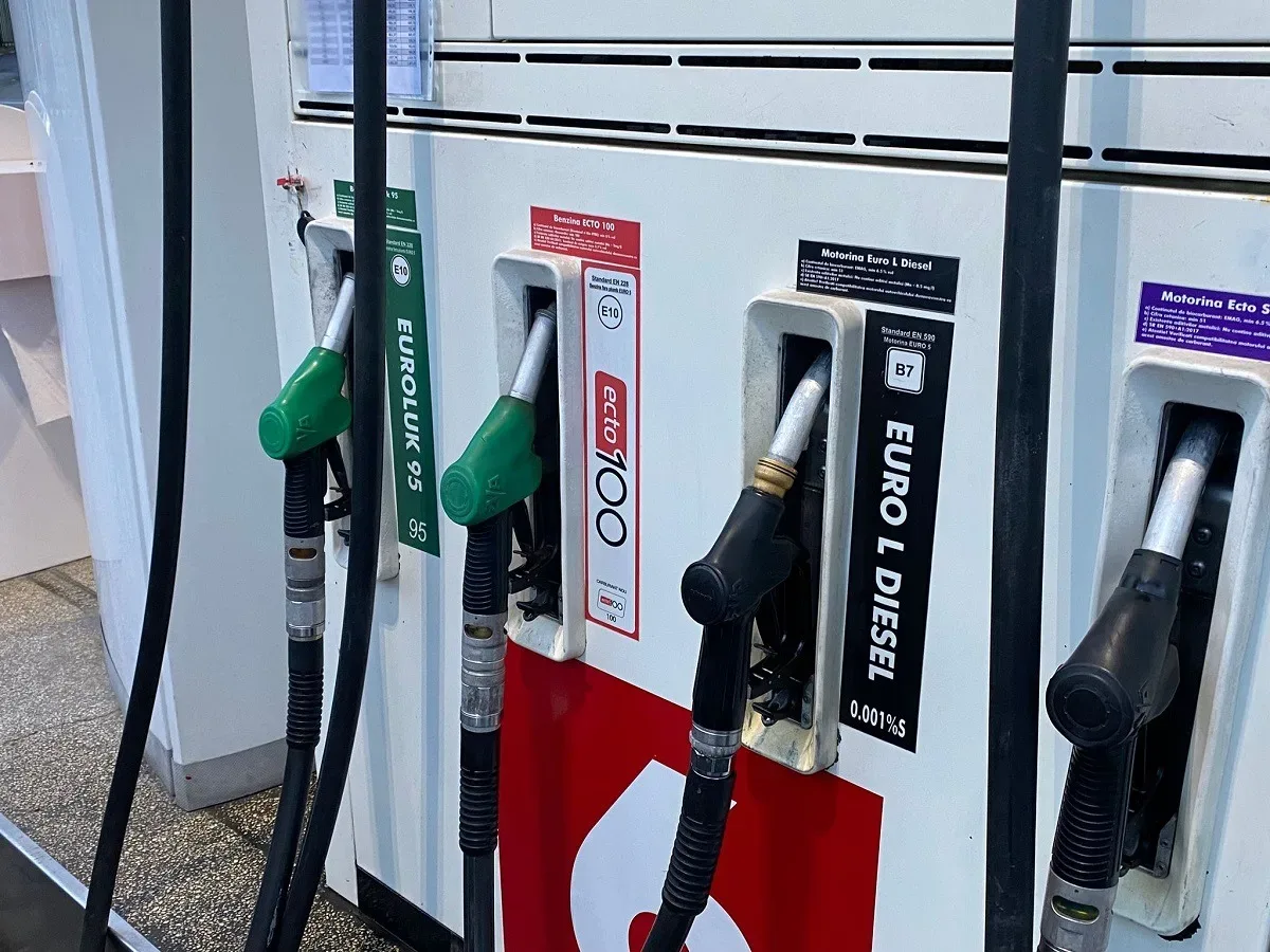 Pompe de benzină cu diverse tipuri de combustibil disponibile.