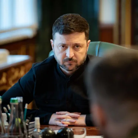 Zelenski discutând despre armistițiul energetic în biroul său.