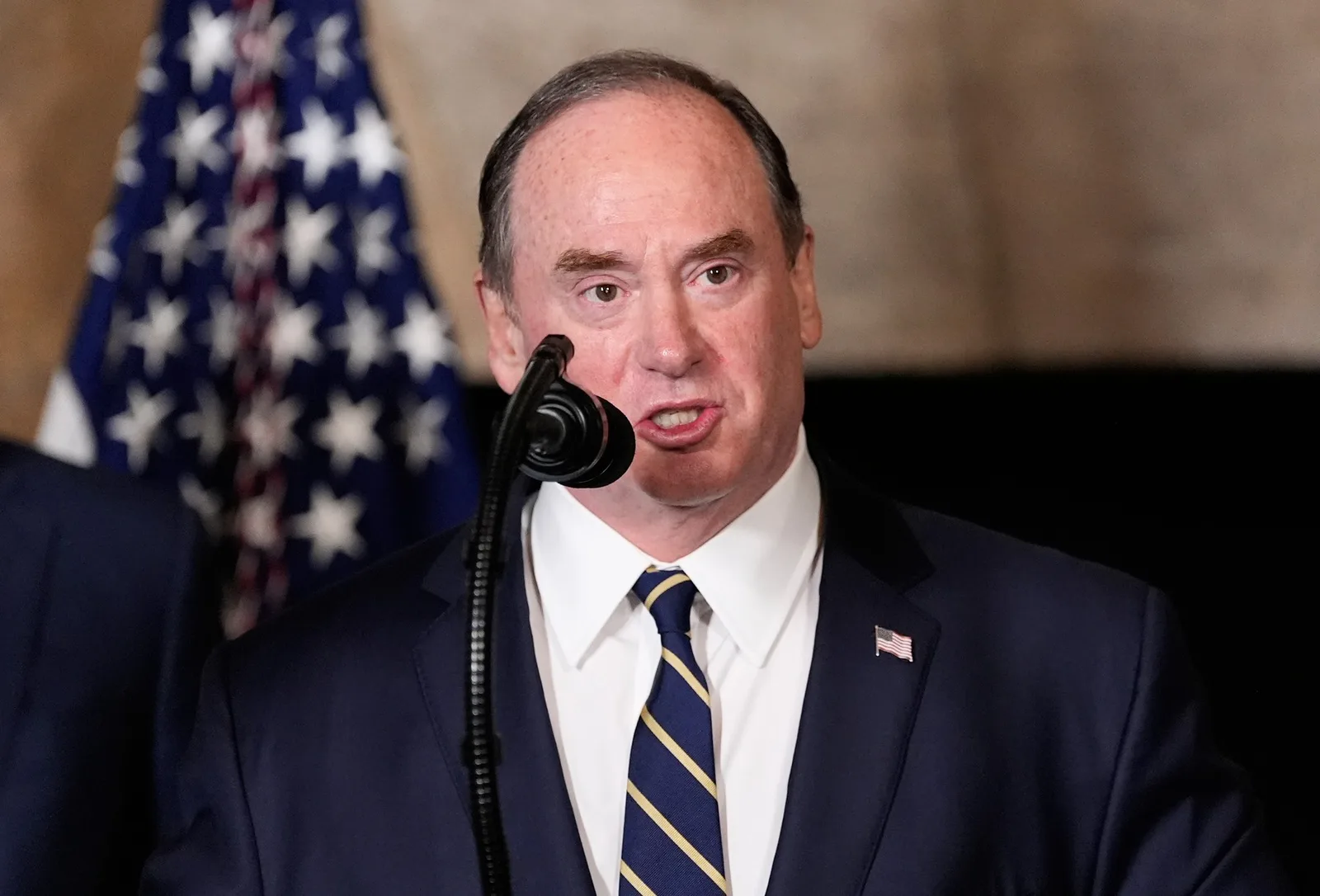 John Phelan anunță plecarea din funcția de secretar al Marinei SUA.