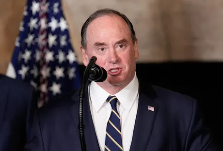 John Phelan anunță plecarea din funcția de secretar al Marinei SUA.