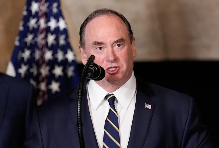 John Phelan anunță plecarea din funcția de secretar al Marinei SUA.