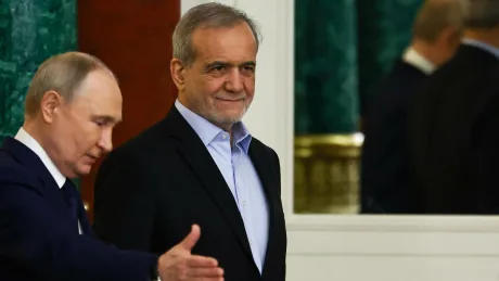 Vladimir Putin și Masoud Pezeshkian discutând despre colaborarea ruso-iraniană.