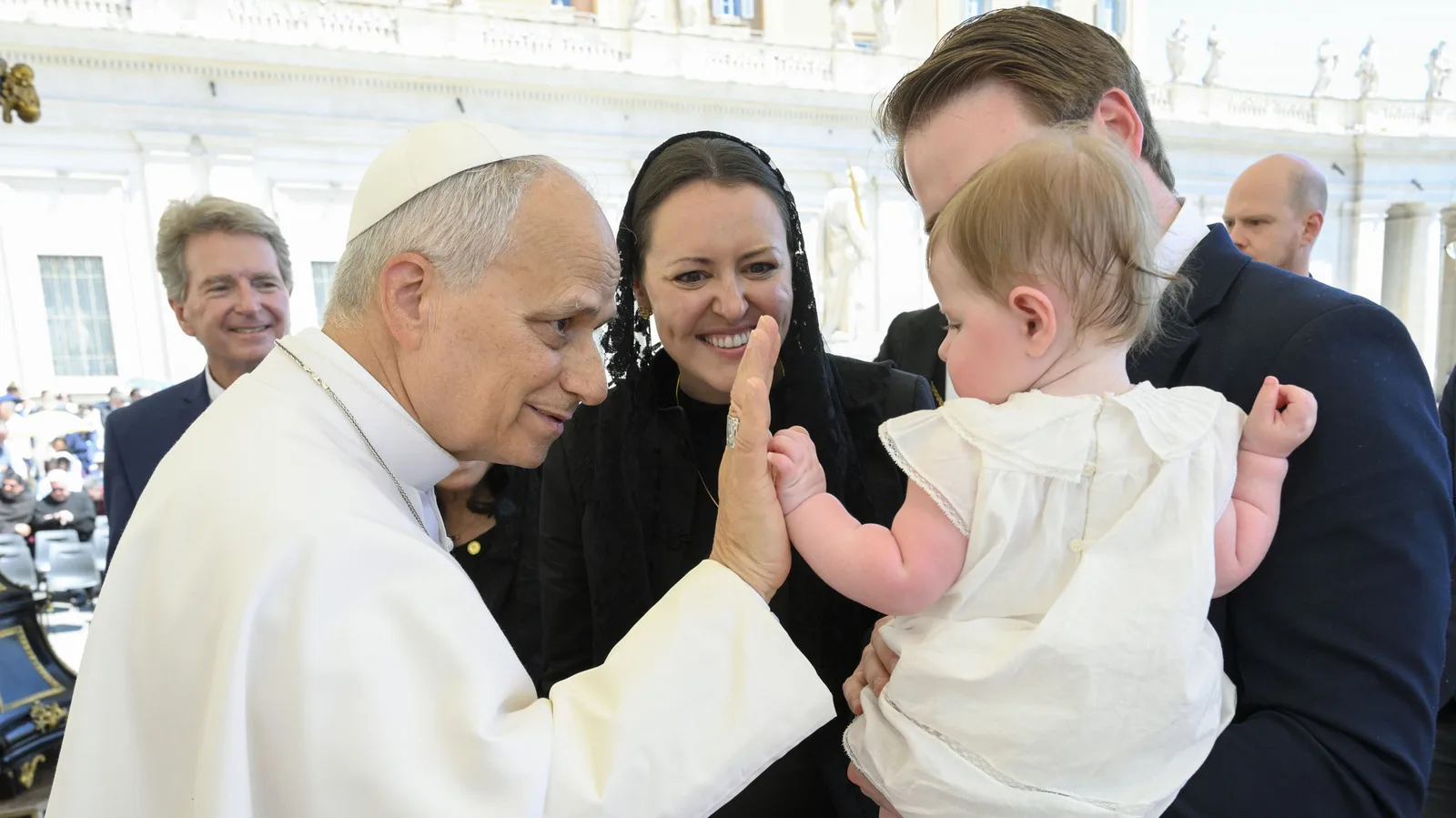 Papa Leo interacționând cu un copil la Vatican, într-un moment emoționant.