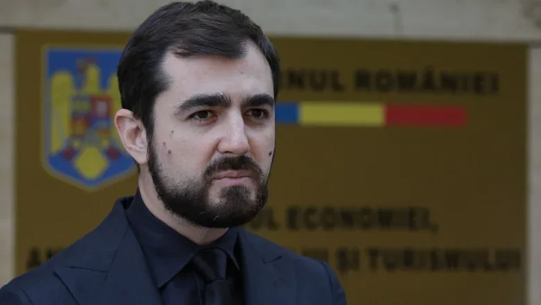 Reprezentant USR discutând despre reducerea numărului de parlamentari.