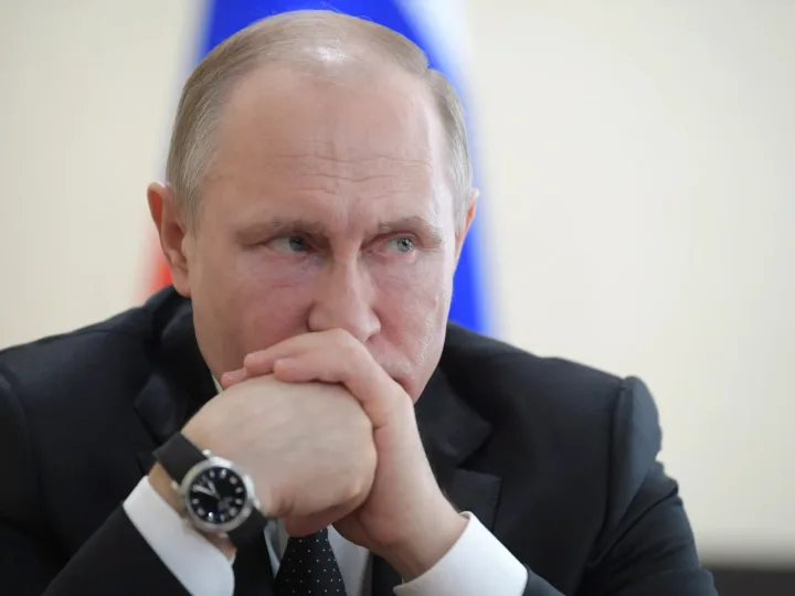 Vladimir Putin cu mâinile împreunate, reflectând la situația din Ucraina.