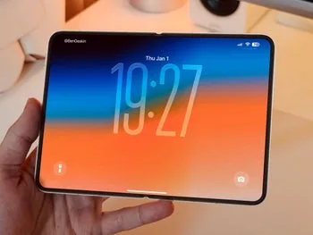 Ecran pliabil Apple cu design inovator și culori vibrante