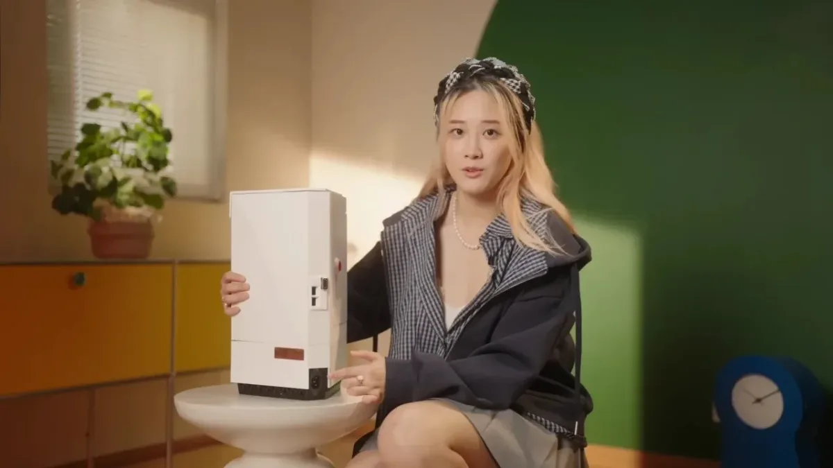 Creator de conținut prezentând consola Ningtendo PXBOX 5 inovatoare.