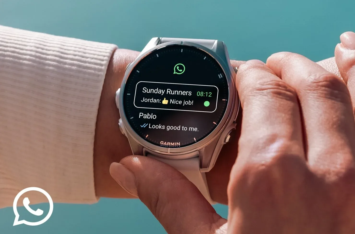 Utilizator interacționând cu aplicația WhatsApp pe un smartwatch Garmin.