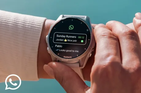 Utilizator interacționând cu aplicația WhatsApp pe un smartwatch Garmin.